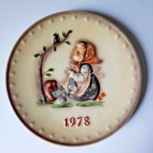 Hummel Goebel 1978 Annual Plate Girl Knitting West Germany w/ Booklet